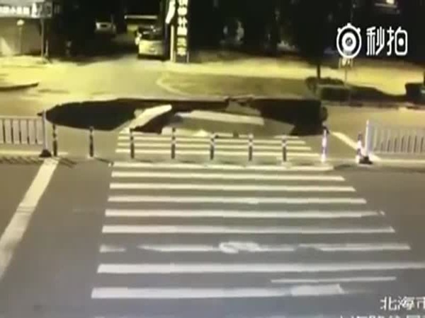 يتسبب في حادث بسبب الهاتف المحمول .. فيديو