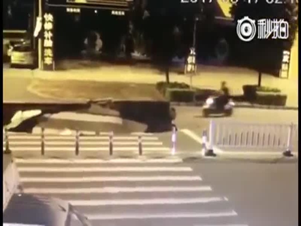 يتسبب في حادث بسبب الهاتف المحمول .. فيديو