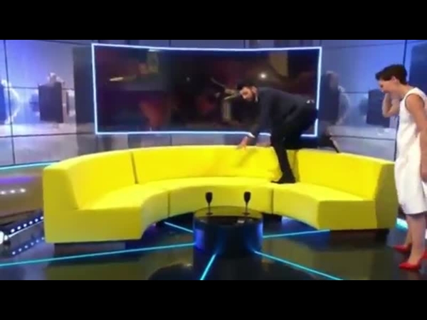 فيديو طريف .. شاهد رد فعل مقدما برنامج مباشر عند رؤيتهم لعنكبوت داخل الاستوديو