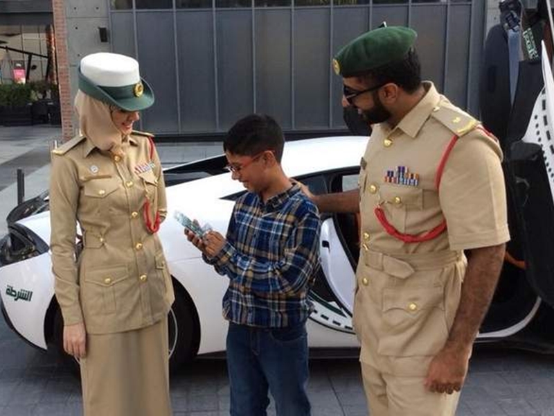 بالصور: شرطة دبي تحقق أمنية طفل بركوب سيارة فارهة!