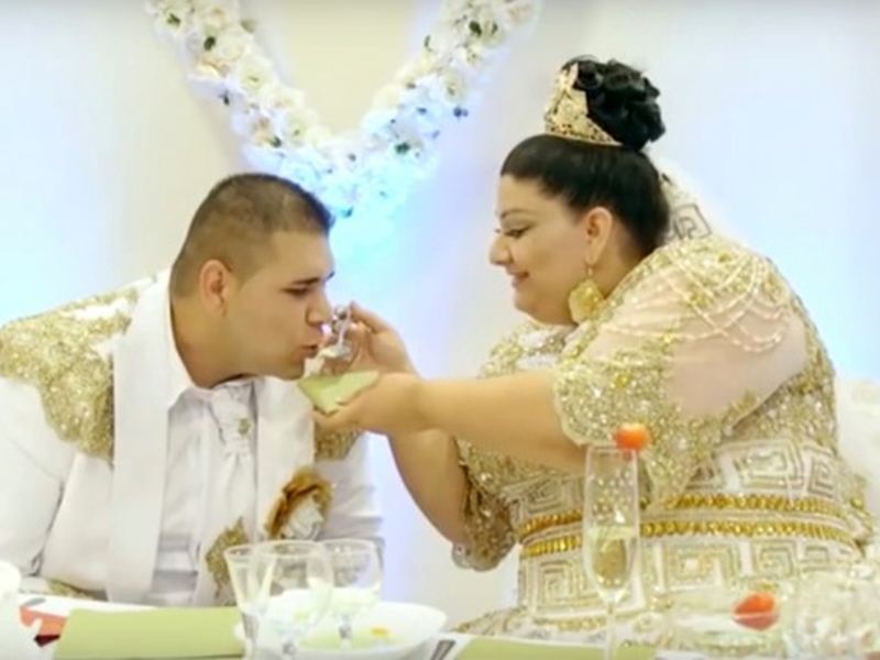اضغط لمشاهدة الفيديو: زفاف أسطوري وفستان من الذهب لعروسٍ غجرية