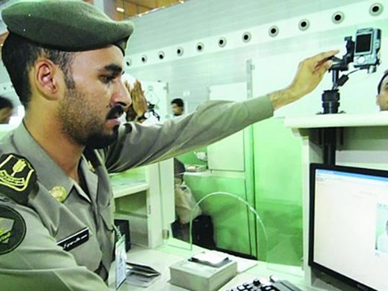 الجوازات السعودية توضح غرامة تأخر رحيل العامل حال تسجيل الخروج النهائي