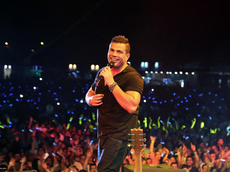 بالفيديو: موقف مؤثر من الفنان عمرو دياب على المسرح