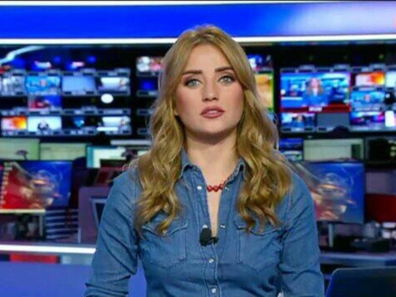 اضغط لمشاهدة الفيديو: ضيف يتسبب في انفجار مذيعة بالضحك على الهواء مباشرة!