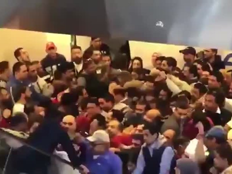 اضغط لمشاهدة الفيديو: ازدحام لا يصدق أمام أحد المتاجر الكويتية بعد إعلان التخفيضات!