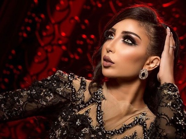 اضغط لمشاهدة الفيديو: دنيا بطمة تتصرف في عرسٍ مغربي وكأنها العروس!