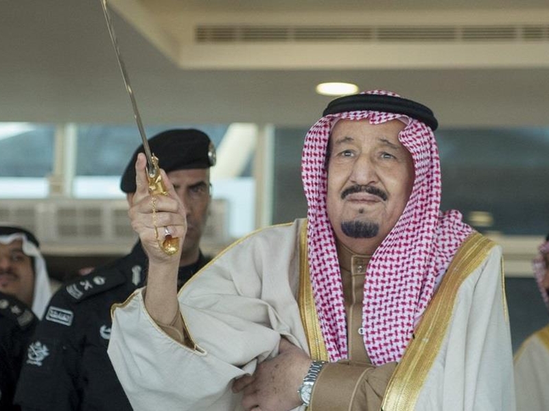 اضغط لمشاهدة الفيديو: الملك سلمان يشارك في أداء العرضة خلال رعايته حفل مهرجان الملك عبدالعزيز للإبل