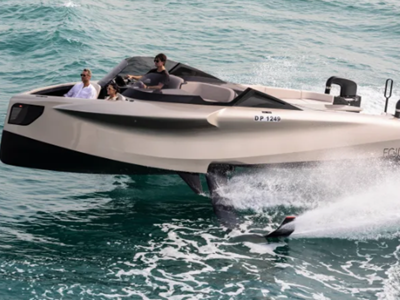 شاهد..تجربة مثيرة داخل "اليخت الطائر" الذي يسير على ارتفاع 5 أقدام فوق الماء