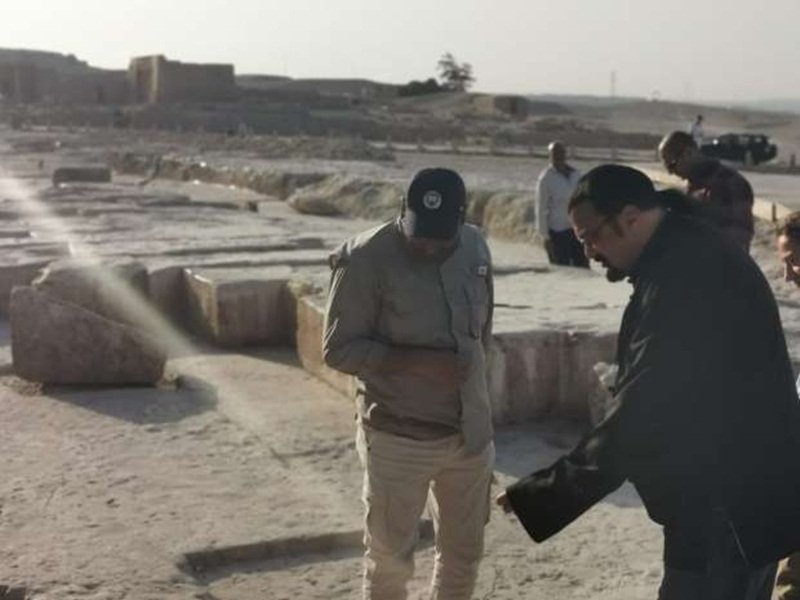 ستيفن سيجال وزوجته في أهرامات الجيزة