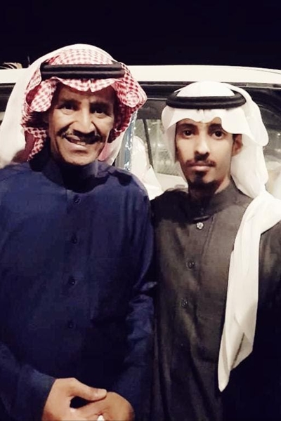 بالصور..شاب يحتفظ بساعة ثمينة من الفنان خالد عبد الرحمن لـ 19 عامًا