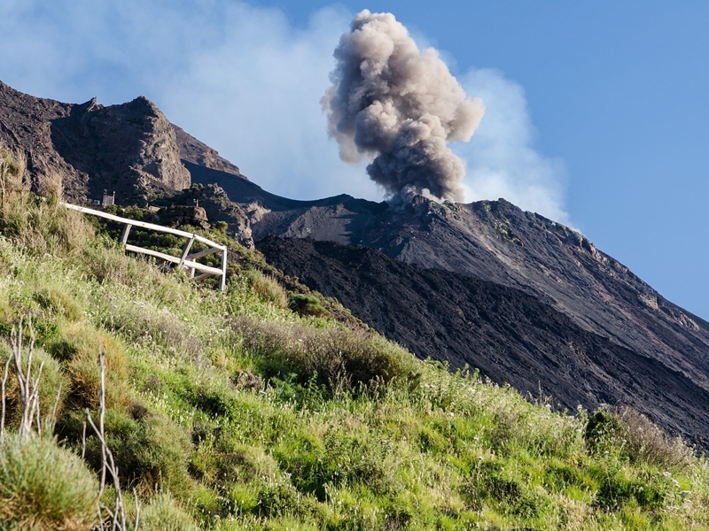 شاهد: مطاردة وحش سترومبولي الثائر مركب أمام صقلية ولحظات مرعبة