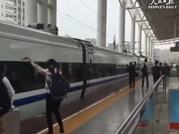 بالفيديو ... القطار يسحب يده فيضطر إلى الجري بجانبه