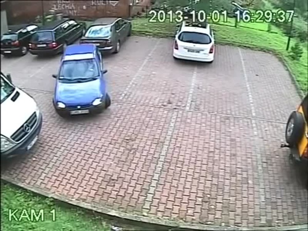 شاهد اسوأ قائد سيارة في العالم .. لم يستطع تحريك سيارته من الموقف بسهولة