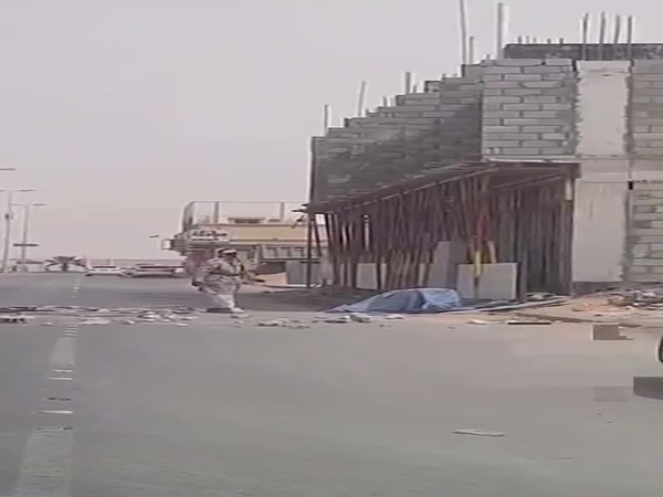بالفيديو ... رجل يغلق الطريق بالبلاط .. لسبب غير معروف