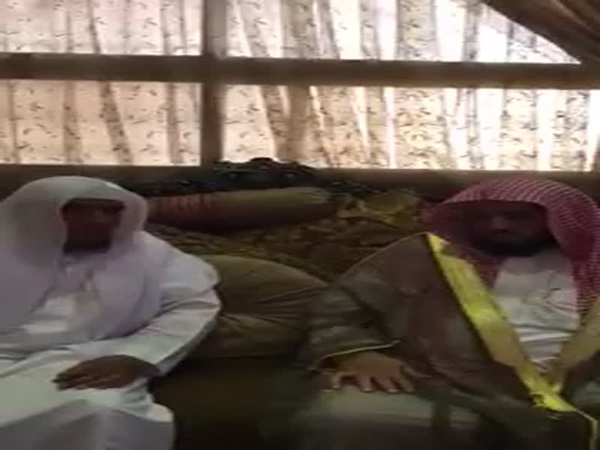 شاهد الشيخ عائض القرني يشكر هذا المواطن في منزله .. تعرف على السبب
