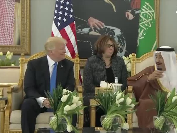 هكذا علّم الملك سلمان الرئيس ترامب كيفية هز فنجان القهوة