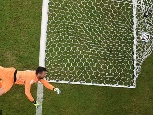 ايطاليا تفوز امام انكلترا 2-1 على ملعب آرينا دي أمازونيا