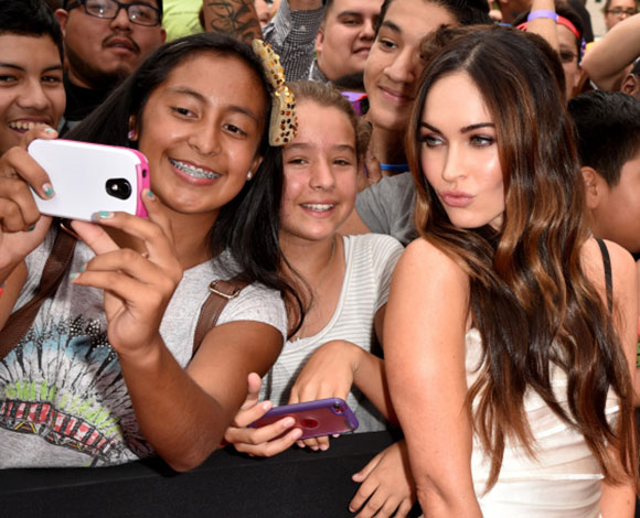 اليك اجمل صور المشاهير وهي تلتقط صور Selfie لهذا العام