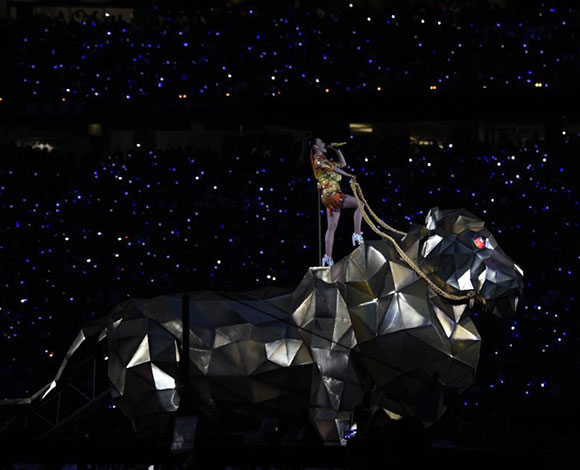 عرض احتفالي رائع جداً لنهائي الـ "Super Bowl" احيته كاتي بيري