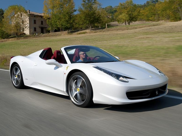 عريس يحطم سيارته الفيراري يوم زفافه