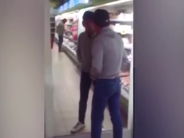 فيديو مضحك ... مخمور يتشاجر مع انعكاسه في المرآة