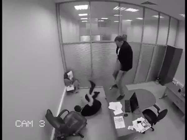 شاهد رد فعل أحد الموظفين بعد فوزه باليانصيب