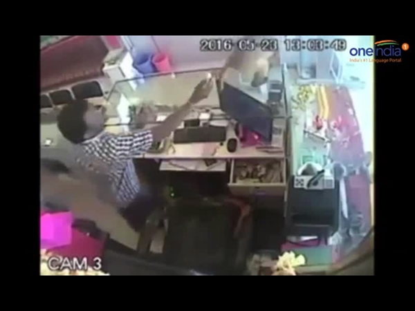 قرد يسرق متجر بالهند