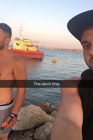 استقلوا قارب للاحتفال .. فوجدوا أنفسهم في منطقة حرب