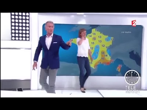 تعرضت لموقف محرج على الهواء مباشرة .. وأنقذها زميلها