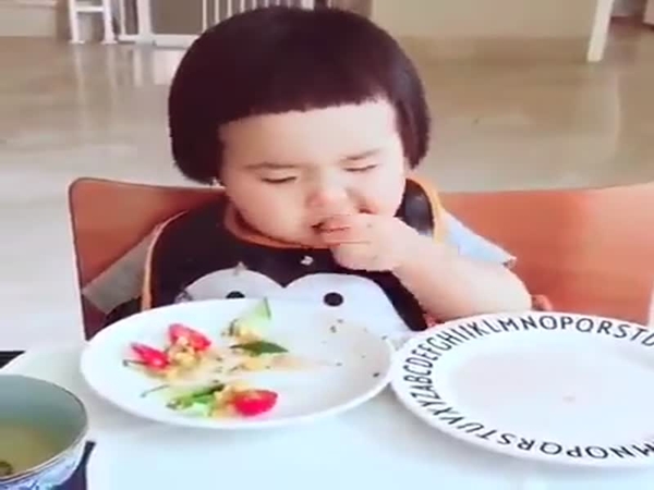 شاهد طفل صيني يأكل بشراهة يثير الإعجاب والحسد على الفيس بوك