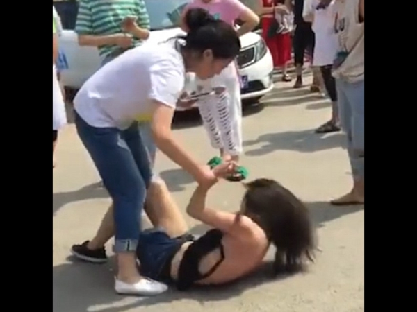 توجه سيل من اللكمات والصفعات لهذه المرأة .. شاهد السبب