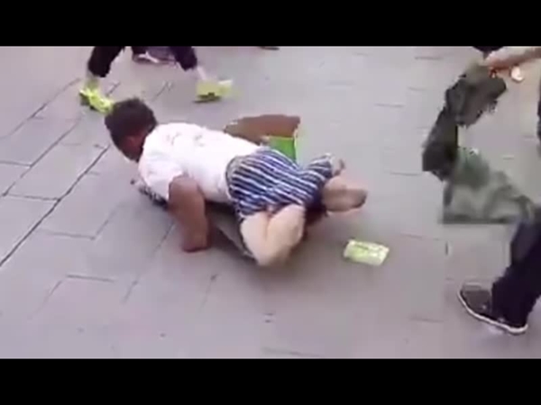 قام بفضح هذا المتسول النصاب .. شاهد كيف فعلها