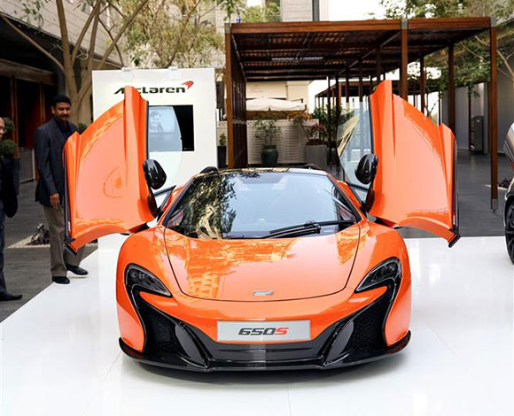 Motor Village يجمع السيارات الفارهة في دبي