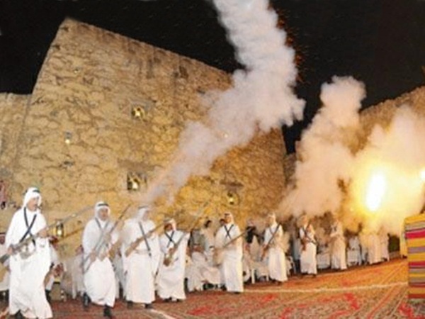 شاهد .. السماء تمطر رصاصًا حيًا وتصيب سائق سيارة