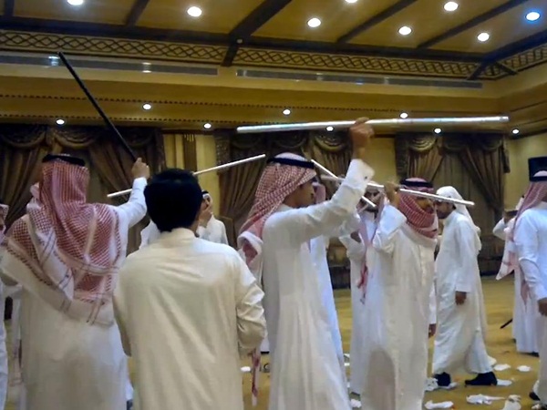 شاهد محاولة مفحطين الهرب من دورية الشرطة ..فهل نجحوا في ذلك