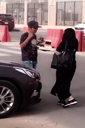 بالفيديو: فتاة تحتضن شابًا في أحد شوارع السعودية!