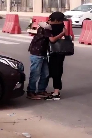 بالفيديو: فتاة تحتضن شابًا في أحد شوارع السعودية!