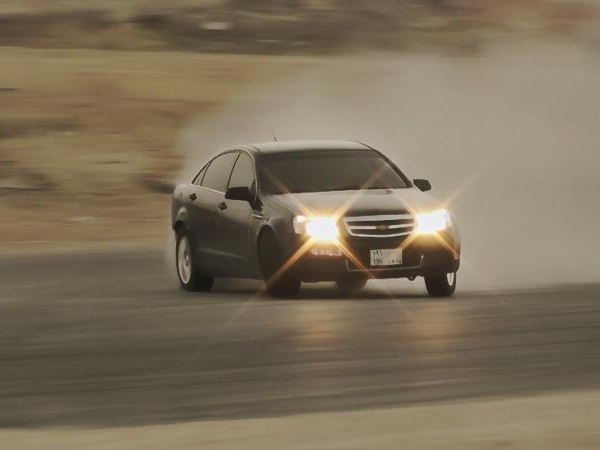 بالفيديو: مفحط كاد أن يدهس أم وطفلها بسبب تهوره!