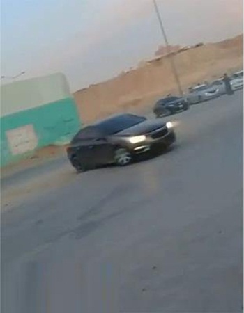 بالفيديو: مفحط كاد أن يدهس أم وطفلها بسبب تهوره!