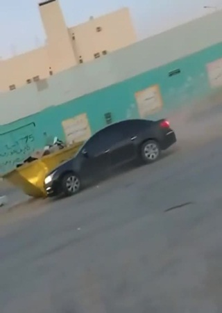 بالفيديو: مفحط كاد أن يدهس أم وطفلها بسبب تهوره!