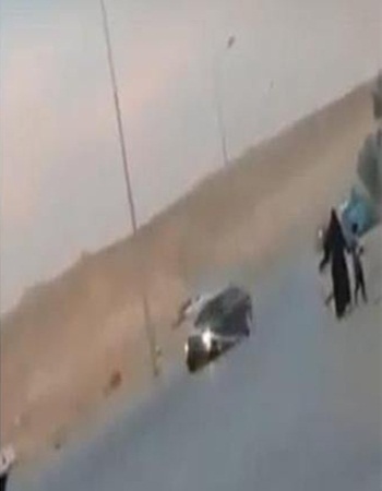 بالفيديو: مفحط كاد أن يدهس أم وطفلها بسبب تهوره!