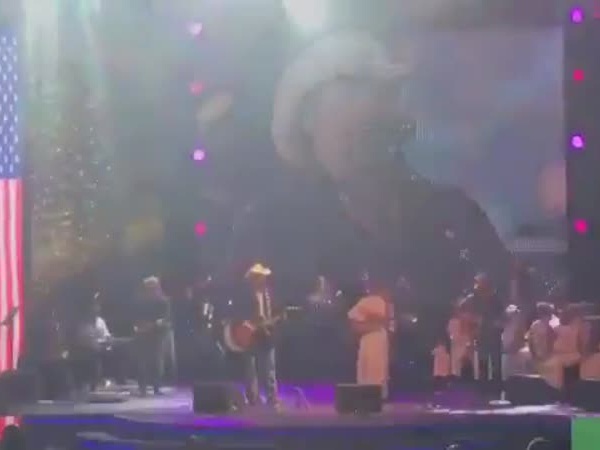 شاهد رابح صقر يغني بمصاحبة توبي كيث