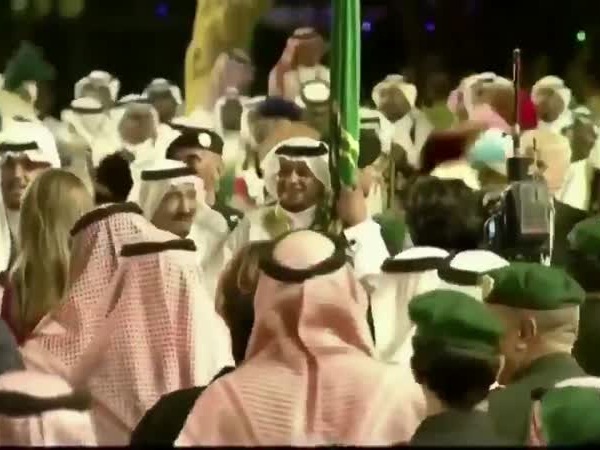 بالفيديو .. ترامب يرقص على العرضة مع الملك سلمان