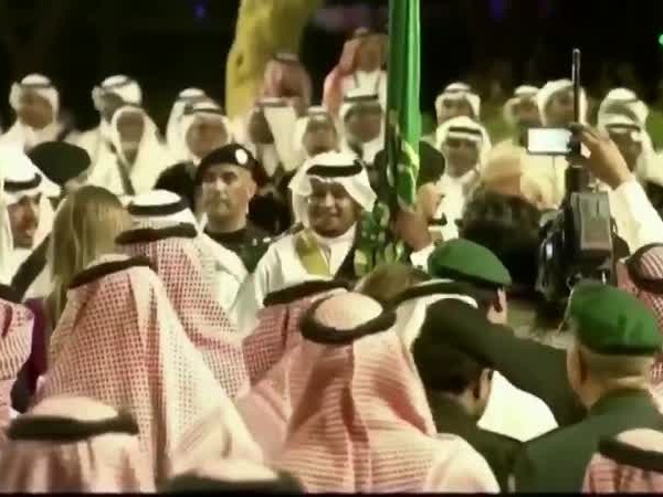بالفيديو .. ترامب يرقص على العرضة مع الملك سلمان