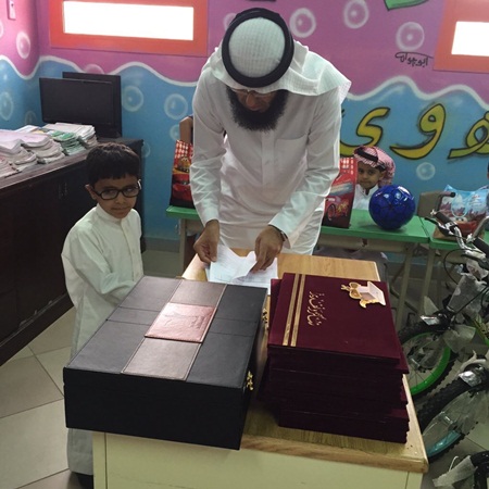 يهدي تلاميذه هدايا بمناسبة تفوقهم .. فعلى ماذا حصلوا؟