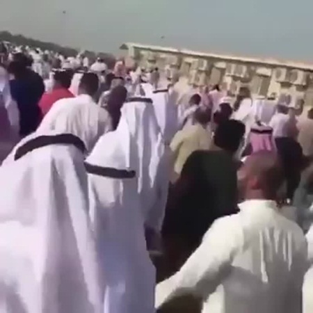 بالفيديو .. مات وحيدًا فسار في جنازته الآلاف