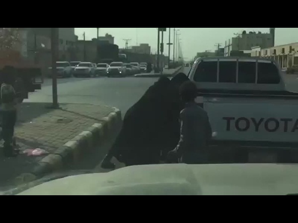بالفيديو .. عراك بين متسولتين في إشارة للمرور