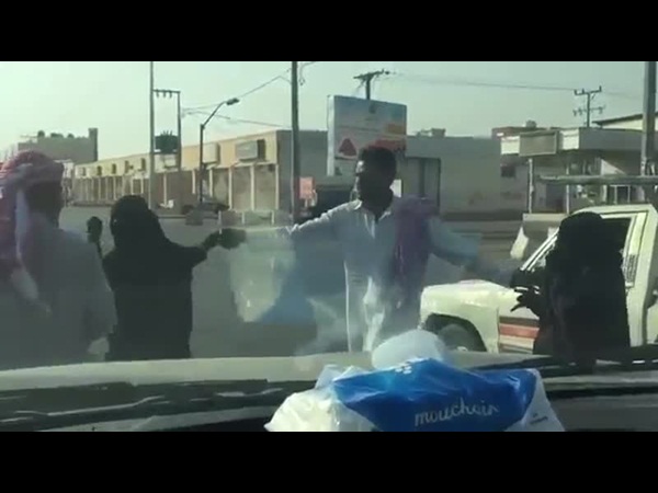 بالفيديو .. عراك بين متسولتين في إشارة للمرور