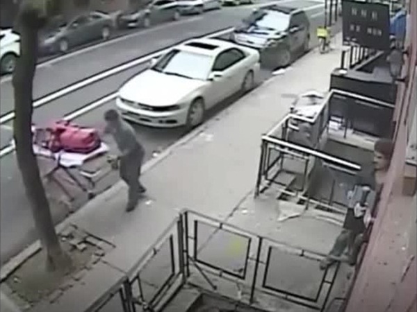 لحظات مروعة .. ترقص احتفالًا بموتها .. فيديو