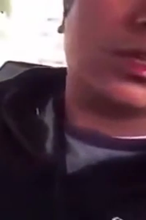 شاهد لحظة الاعتداء بالضرب والسب على عامل بأحد المقاهي